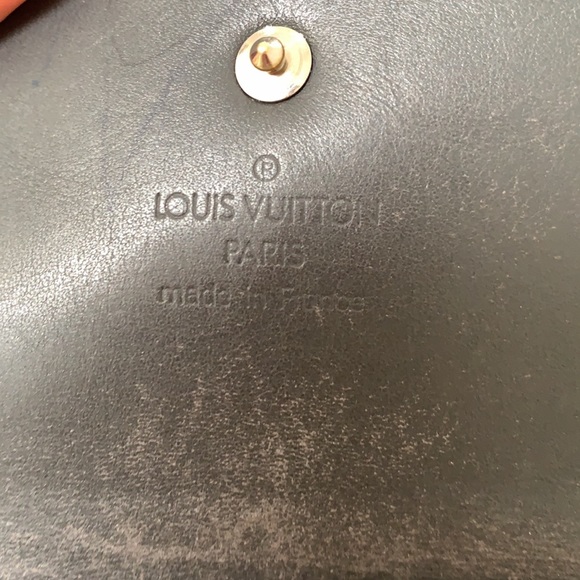 it’s a black louis vuitton wallet with 6 card holders and a holder for cash - Picture 4 of 4